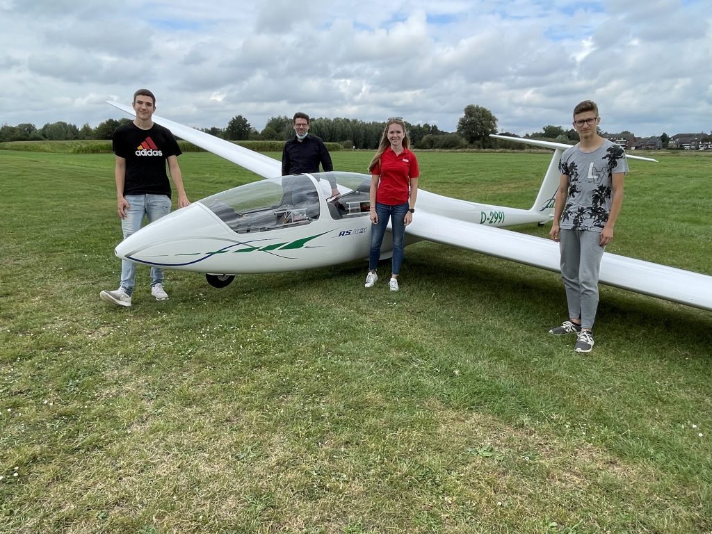 Erfolgreiches Prüfungswochenende für vier junge Piloten